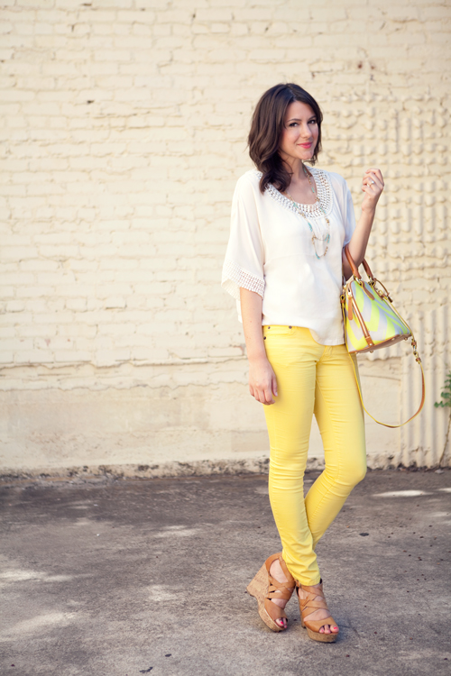 Желтая майка с джинсами
